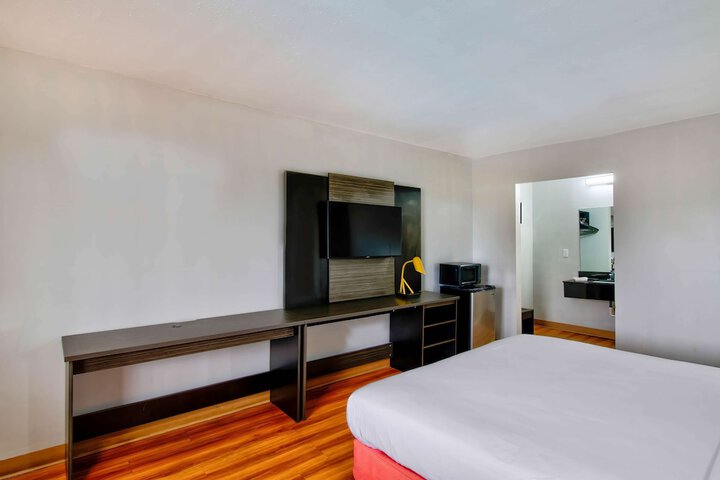 1 King Bed (6 of 9)
