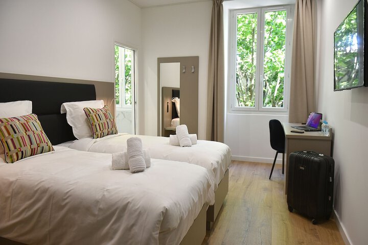 Room 6 of 28