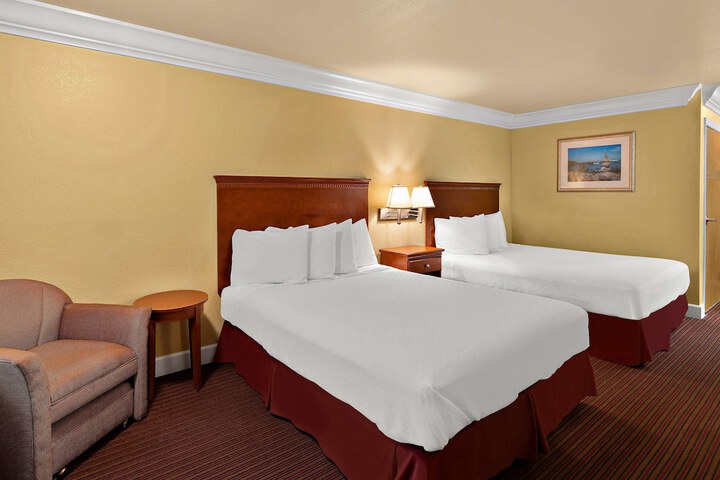 2 Queen Beds Microwave and Refrigerator WiFi Continental Breakfast (2 of 7)