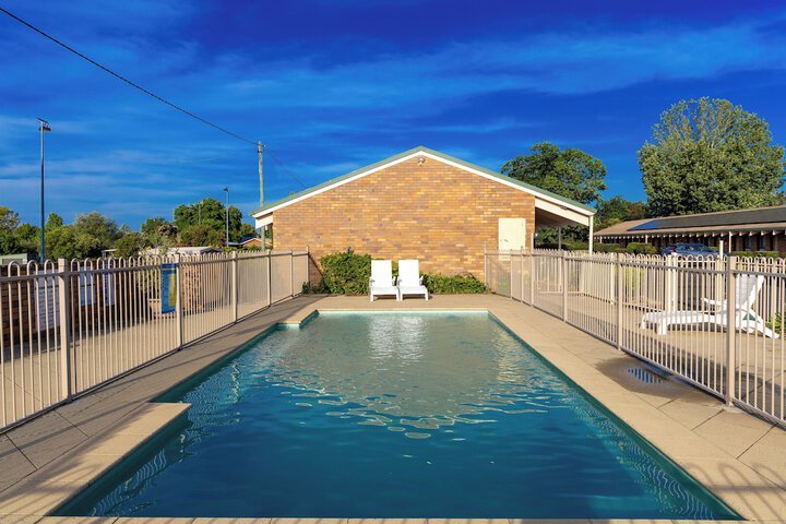 Pool 25 of 33