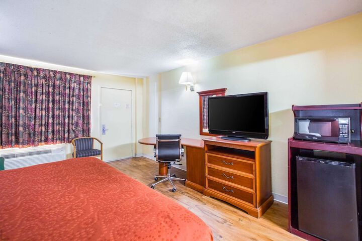 1 King Bed (5 of 15)