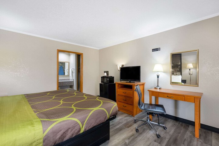 1 King Bed (1 of 21)