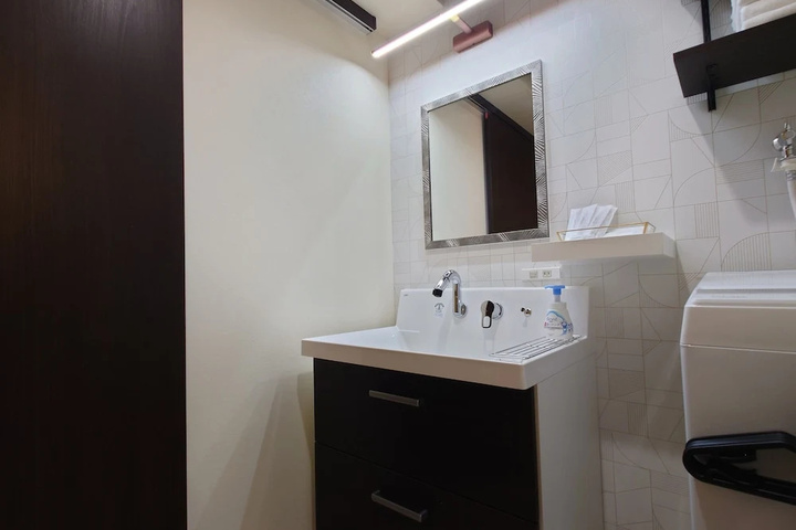 Room 10 of 16