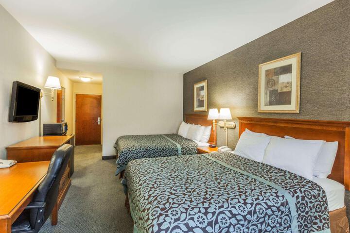 2 Queen Beds (3 of 4)