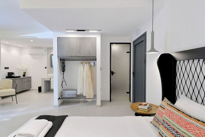 Room 33 of 102