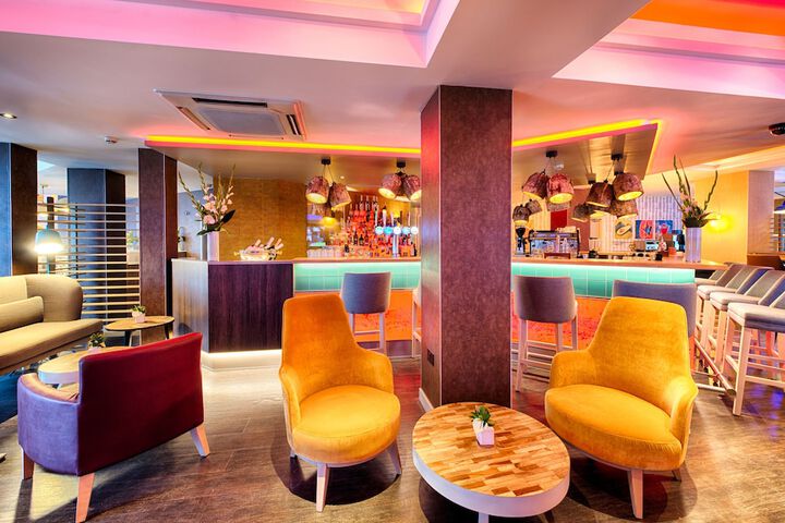 Lounge 50 of 68