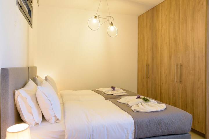Room 5 of 76