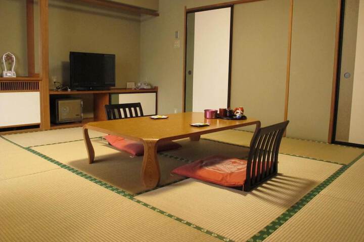 Room 17 of 33
