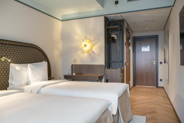 Room 16 of 62