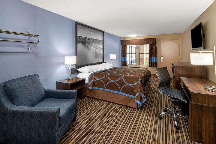 1 King Bed (5 of 10)