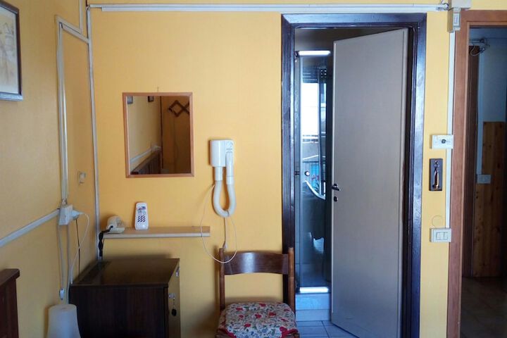 Room 5 of 38