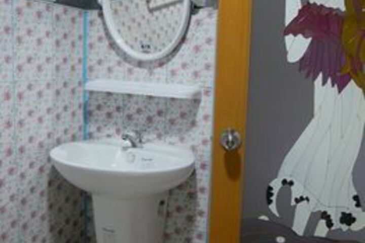 Room 5 of 33