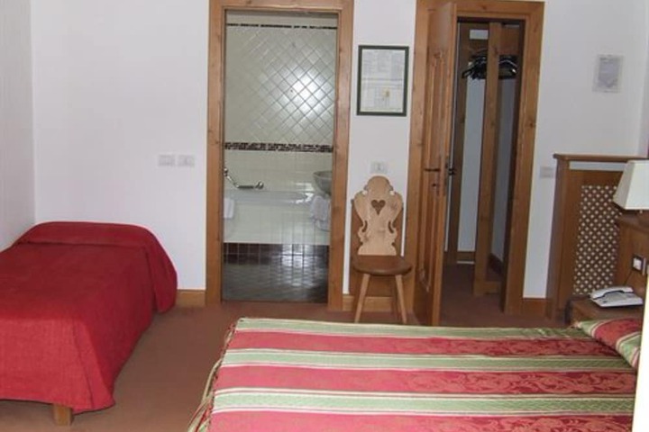 Room 9 of 36