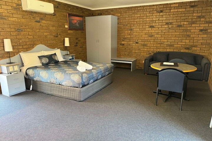 Room 3 of 47