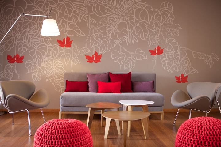 Lounge 72 of 86