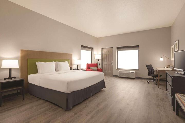 1 King Bed Accessible (3 of 11)