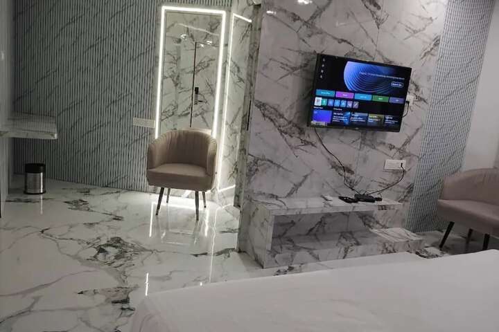 Room 9 of 50