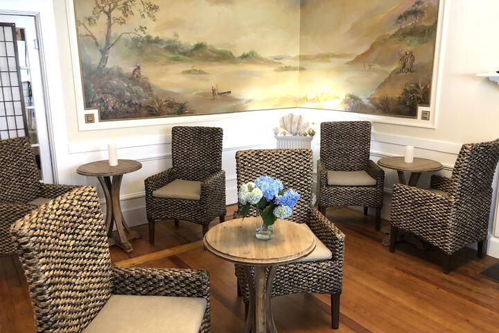 Lounge 41 of 55