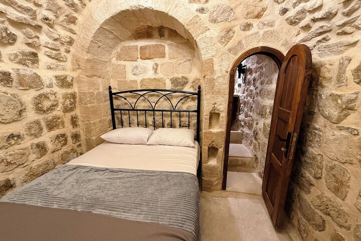 Room 3 of 95