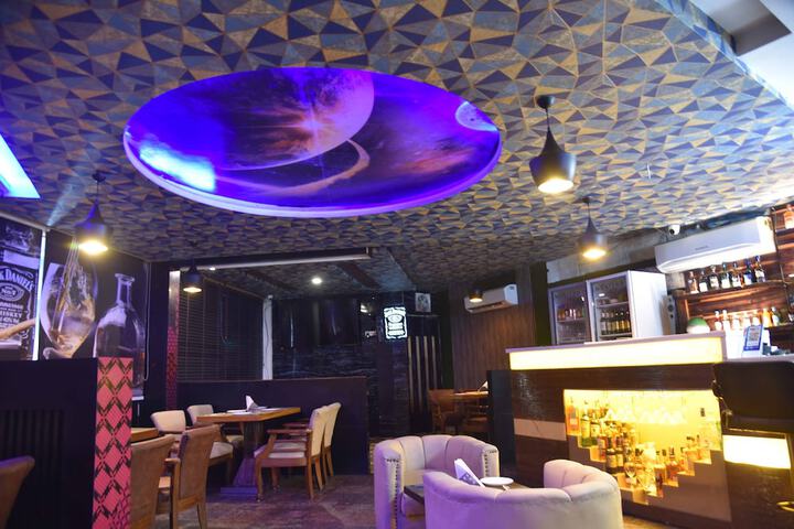 Lounge 82 of 96