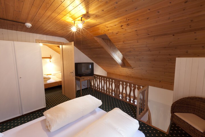 Room 9 of 10