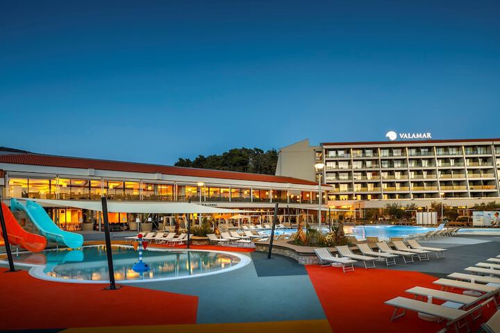 Hotel Pool