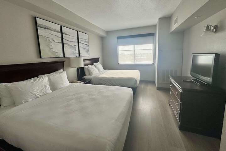 2 Queen Beds (2 of 10)