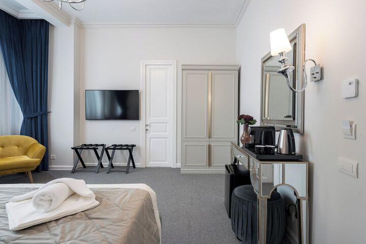 Room 44 of 208