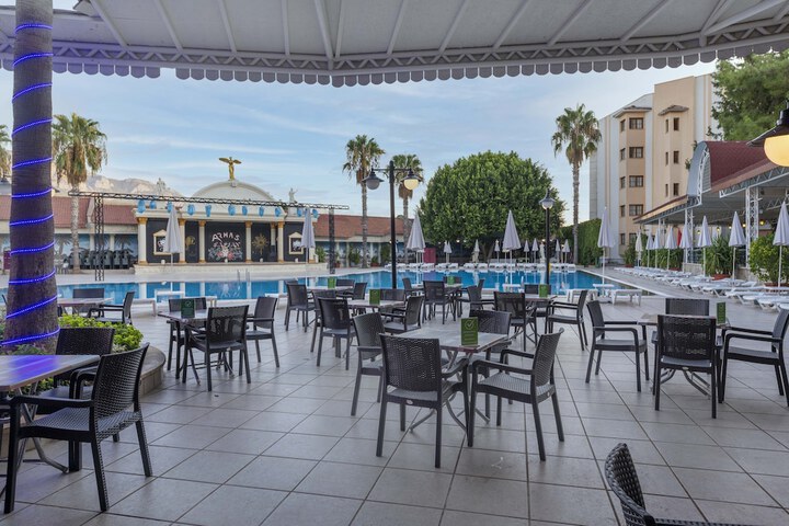 Swim-up bar