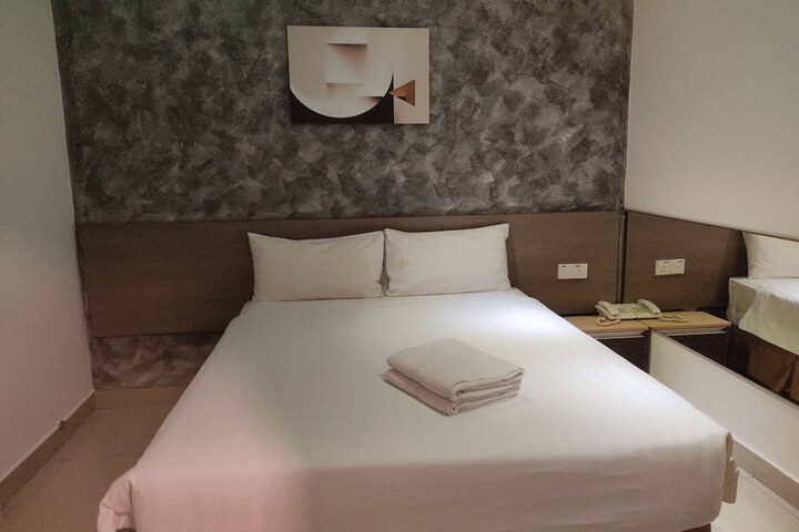 Room 11 of 32