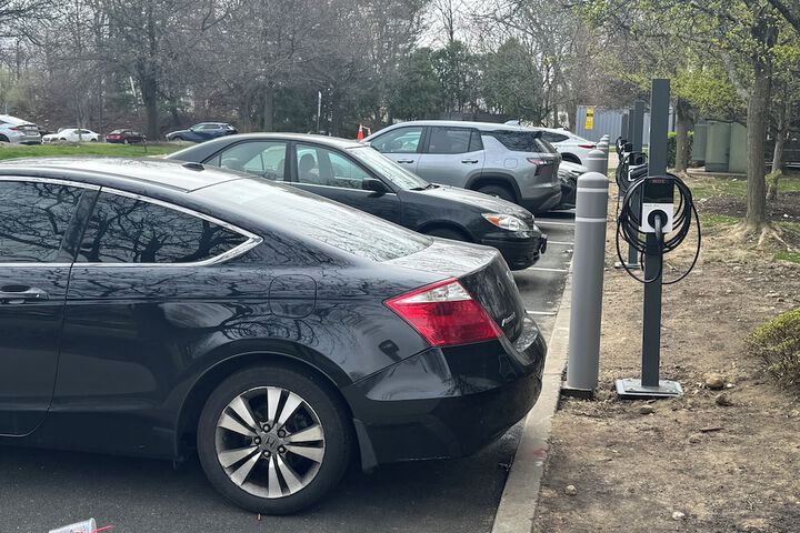 Electric vehicle charging station