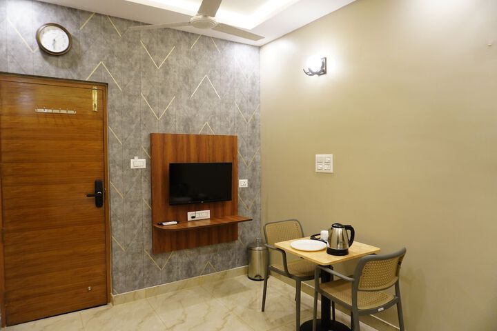 Room 7 of 18