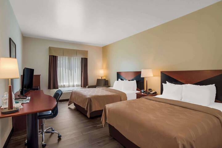 2 Queen Beds (8 of 16)
