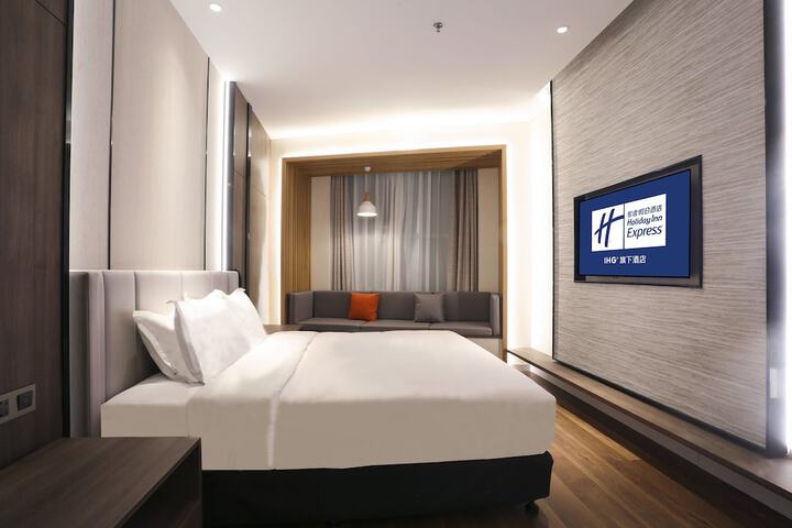 Room 5 of 22