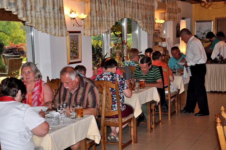 Dining 35 of 80