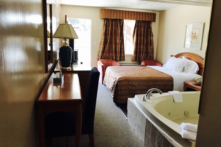 Basic Suite Queen Bed Private Bathroom (3 of 3)