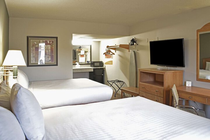 2 Queen Beds (7 of 9)