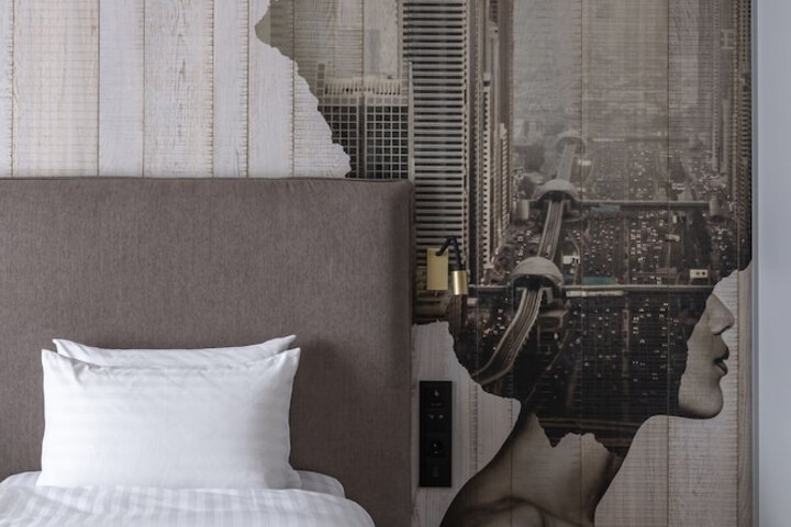 Room 32 of 126