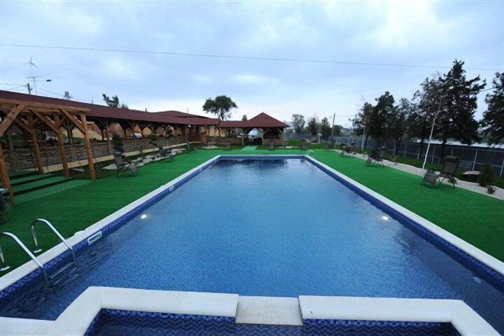 Pool 21 of 43