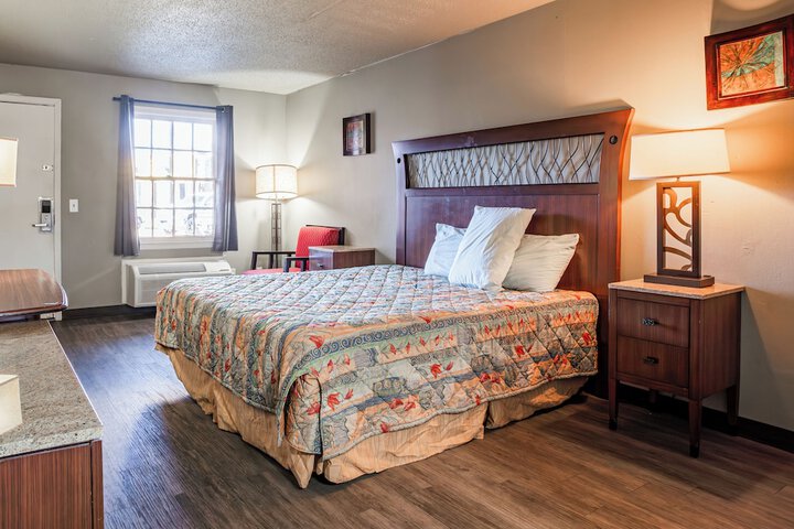 1 King Bed (10 of 17)