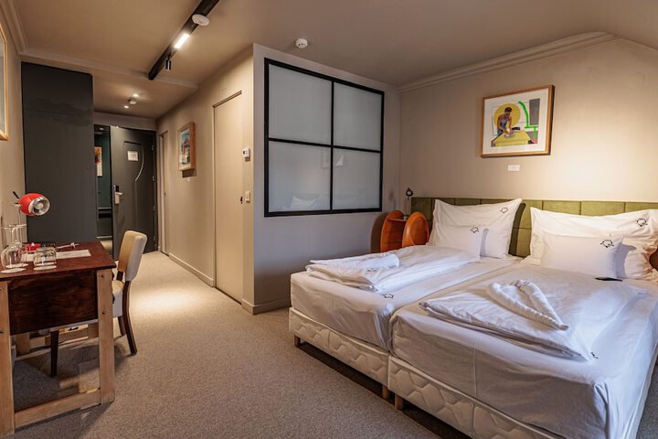 Room 28 of 103