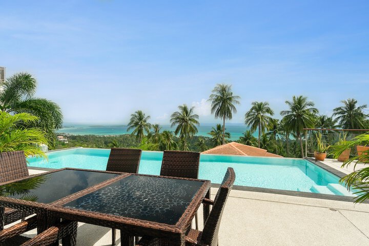 Hotel Pool