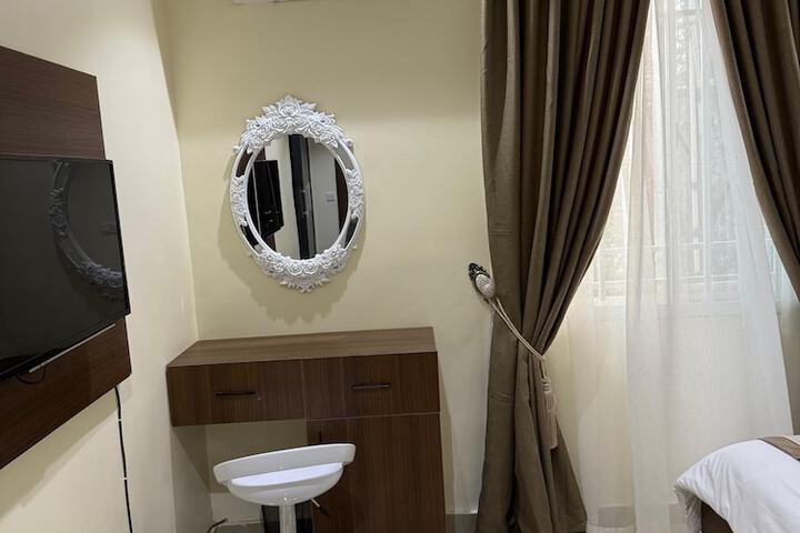 Room 4 of 27
