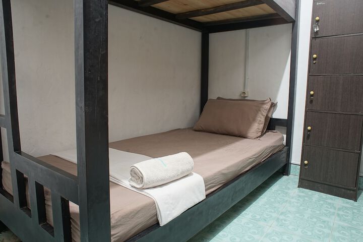Room 5 of 16