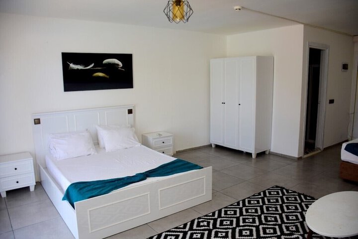 Room 6 of 68