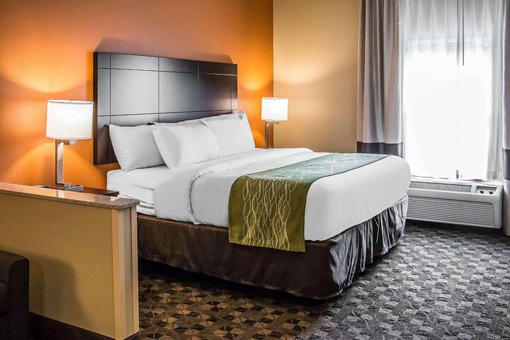 1 King Bed (4 of 11)