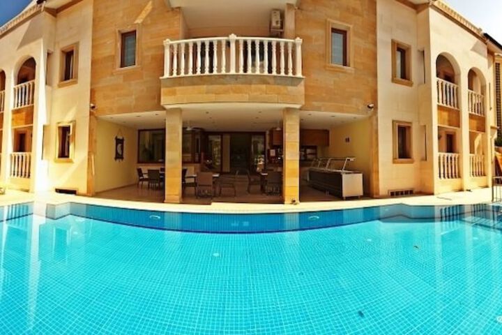 Hotel Pool