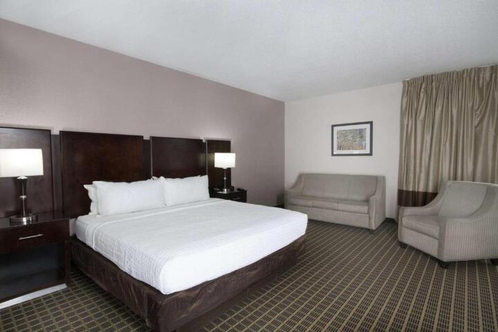 1 King Bed (8 of 9)