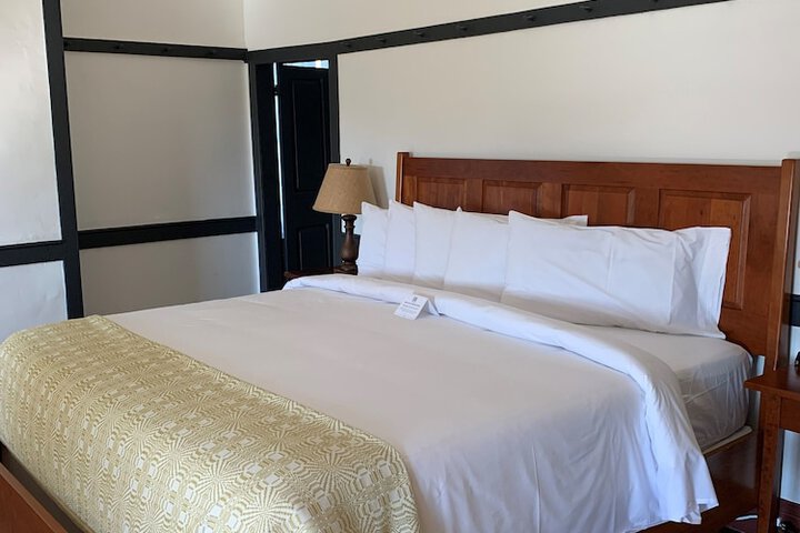 Deluxe Queen Bed (11 of 34)