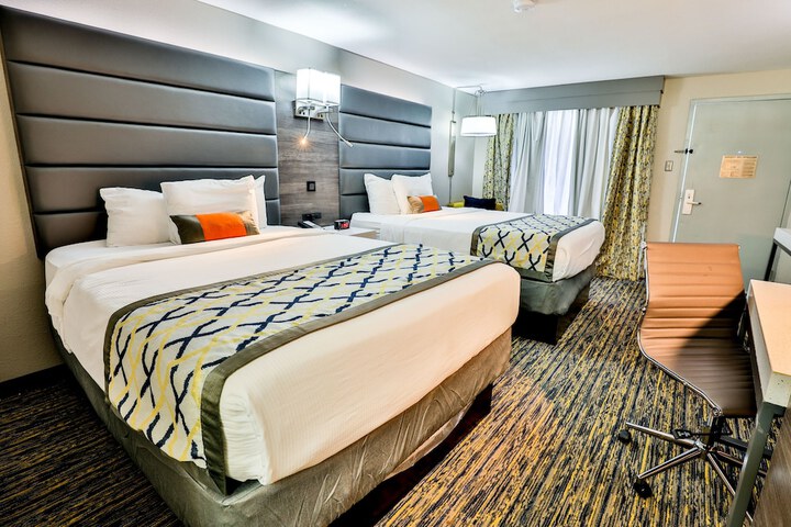 2 Queen Beds (2 of 11)